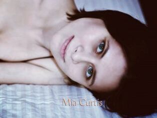 Mia_Curtis