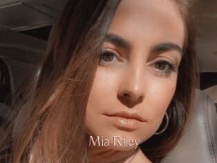 Mia_Riley